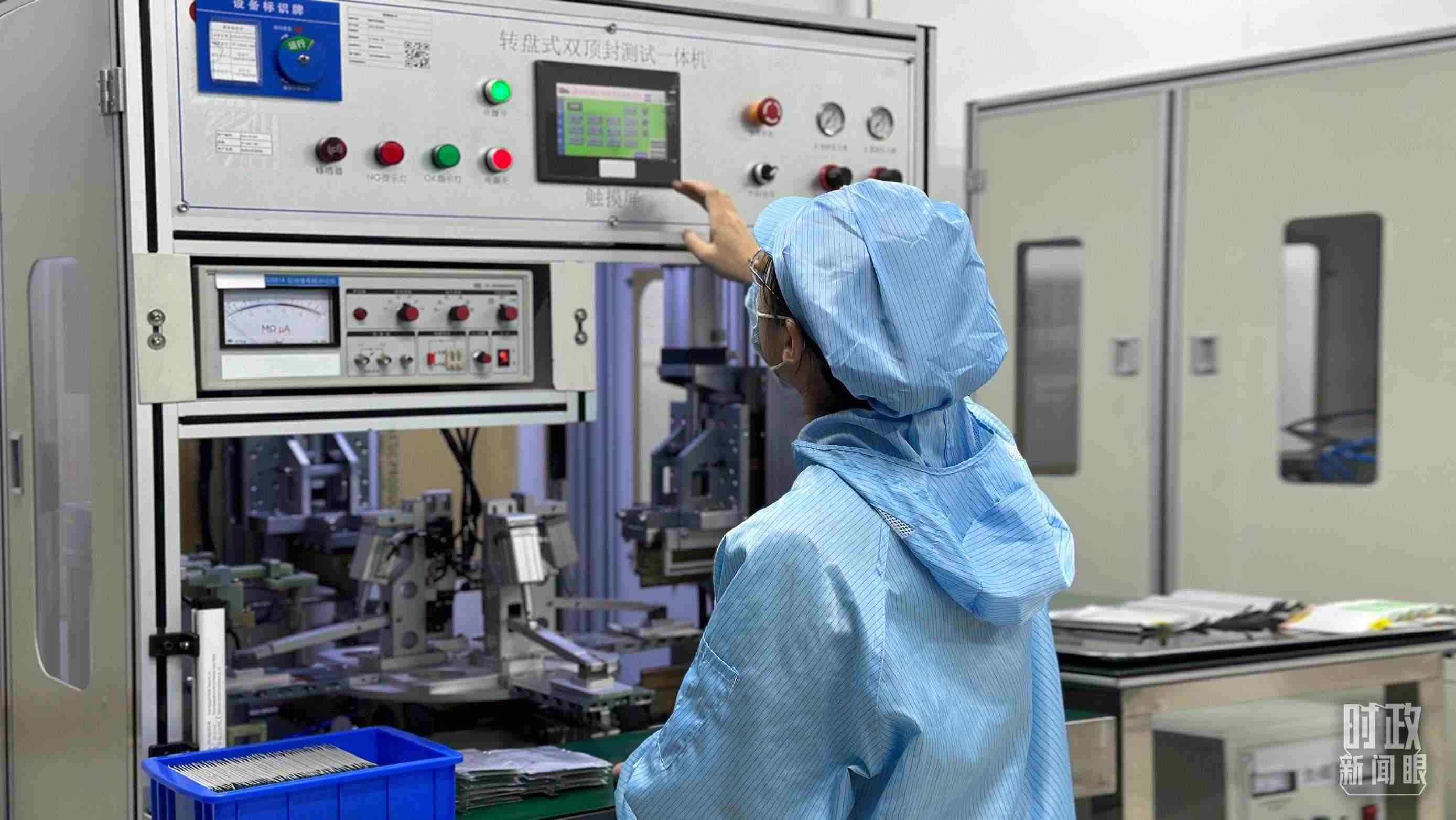 △企業(yè)電池技術(shù)中心內(nèi)，員工正在進(jìn)行電池封裝。（總臺央視記者盧心雨拍攝）