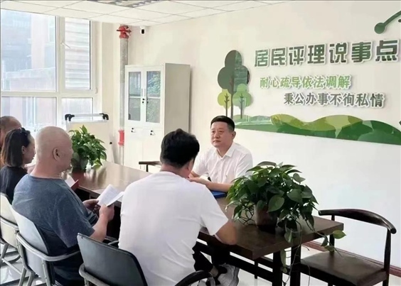 村（居）民評(píng)理說事點(diǎn)調(diào)解矛盾糾紛。遼寧省司法廳供圖
