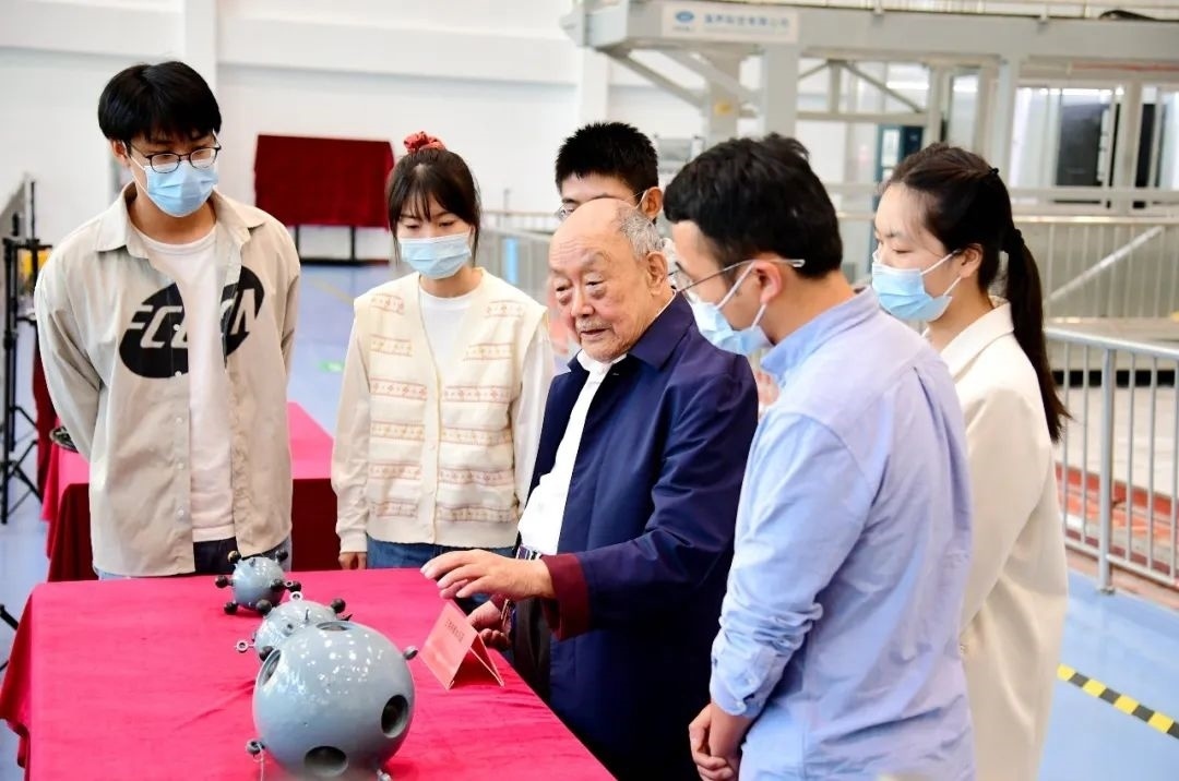 楊士莪院士在實驗室指導(dǎo)學(xué)生。哈爾濱工程大學(xué)供圖