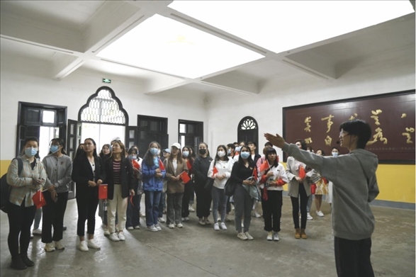 2021年5月20日，少數(shù)民族學(xué)生在湖南第一師范學(xué)院進行紅色研學(xué)活動，共同追尋那段紅色歲月的足跡。