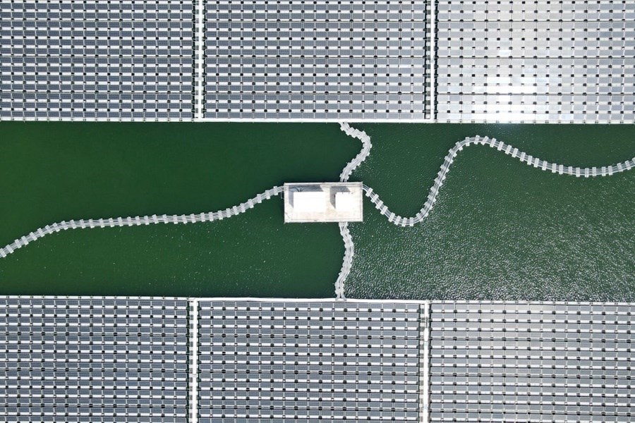 2022年8月25日拍攝的潁上縣毛圩水上光伏電站（無人機(jī)照片）。近年來，安徽省阜陽市潁上縣古城鎮(zhèn)積極推進(jìn)采煤沉陷區(qū)治理工作，將昔日的采煤沉陷區(qū)建設(shè)成水上光伏電站，既減少占用土地面積，又能生產(chǎn)清潔能源。