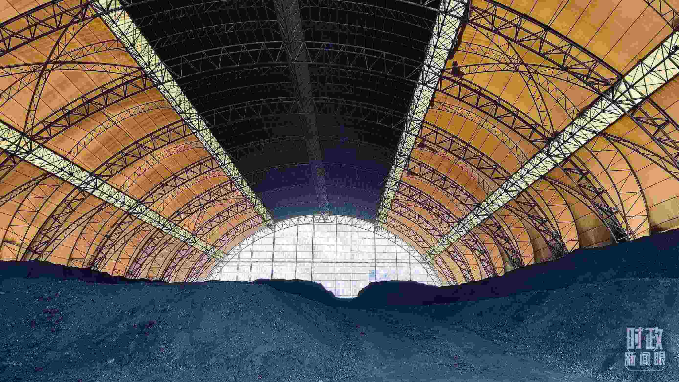 山西瑞光熱電有限責(zé)任公司儲煤場。2022年1月，習(xí)近平來到這里察看煤場儲煤情況。（總臺央視記者楊立峰拍攝）