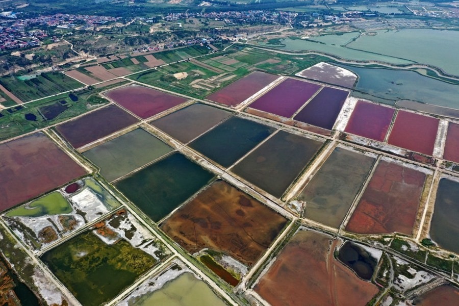 這是2023年7月11日拍攝的山西運(yùn)城鹽湖一角（無人機(jī)照片）。按照“生態(tài)優(yōu)先、保護(hù)為主、適度開發(fā)”的原則，2020年9月，運(yùn)城市全面停止鹽湖范圍內(nèi)的工業(yè)生產(chǎn)活動(dòng)。近年來，千年鹽湖正在向生態(tài)保護(hù)、風(fēng)貌重塑、產(chǎn)業(yè)轉(zhuǎn)型、全域旅游的“綠色發(fā)展”轉(zhuǎn)變。