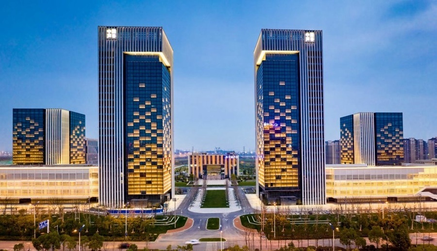 這是2019年3月13日拍攝的位于安徽合肥的中國聲谷產(chǎn)業(yè)園（無人機(jī)照片）。截至2024年，中國聲谷入駐企業(yè)超過2000戶，年產(chǎn)值超過2000億元，形成以智能語音及人工智能產(chǎn)業(yè)為核心的新一代信息技術(shù)產(chǎn)業(yè)集群。