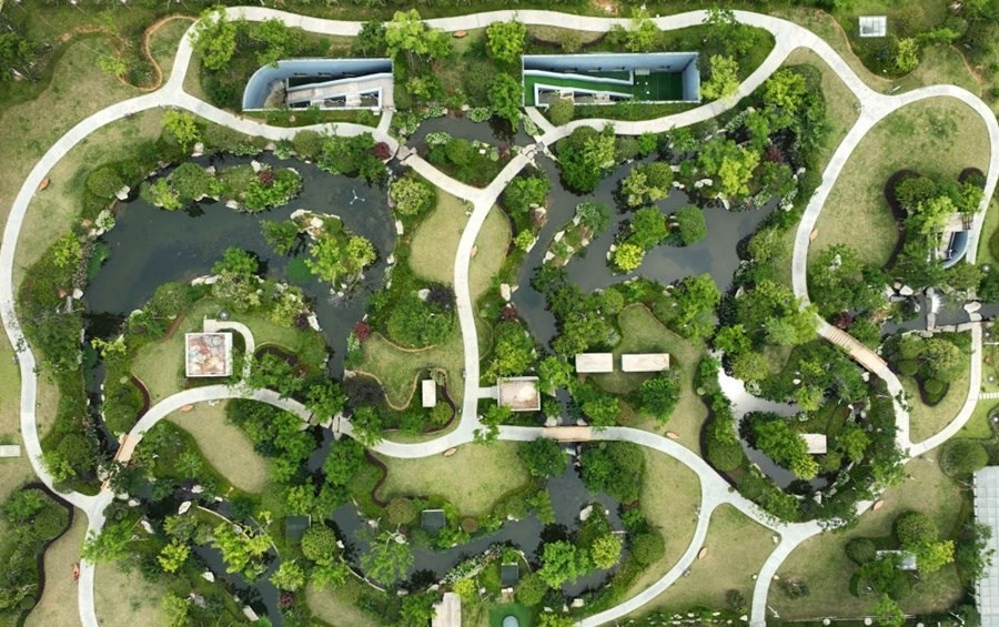 這是2023年6月15日拍攝的以“地上花園+地下治污”設(shè)計(jì)理念建設(shè)的九江市雙溪公園（無人機(jī)照片）。近年來，江西省九江市啟動(dòng)中心城區(qū)水環(huán)境綜合整治工程，通過地下污水治理、岸線生態(tài)修復(fù)、興建“公園式”污水處理廠、城市智慧管網(wǎng)管控等措施，改善水環(huán)境，城市面貌煥然一新。