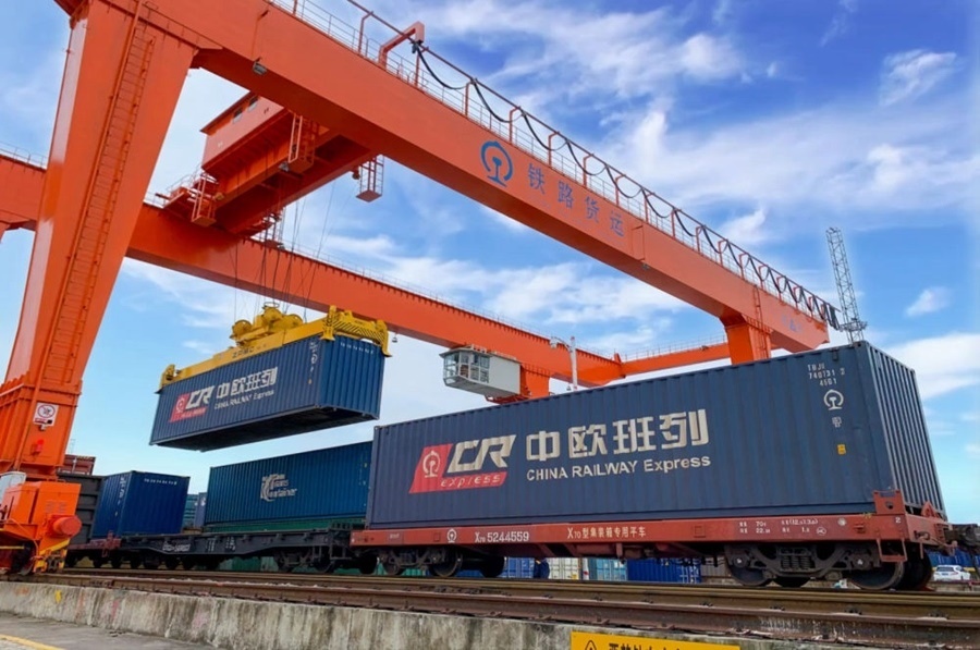 2022年4月29日，在鐵路合肥北站物流基地集裝箱作業(yè)區(qū)，龍門吊吊裝準(zhǔn)備發(fā)運(yùn)的中歐班列集裝箱。