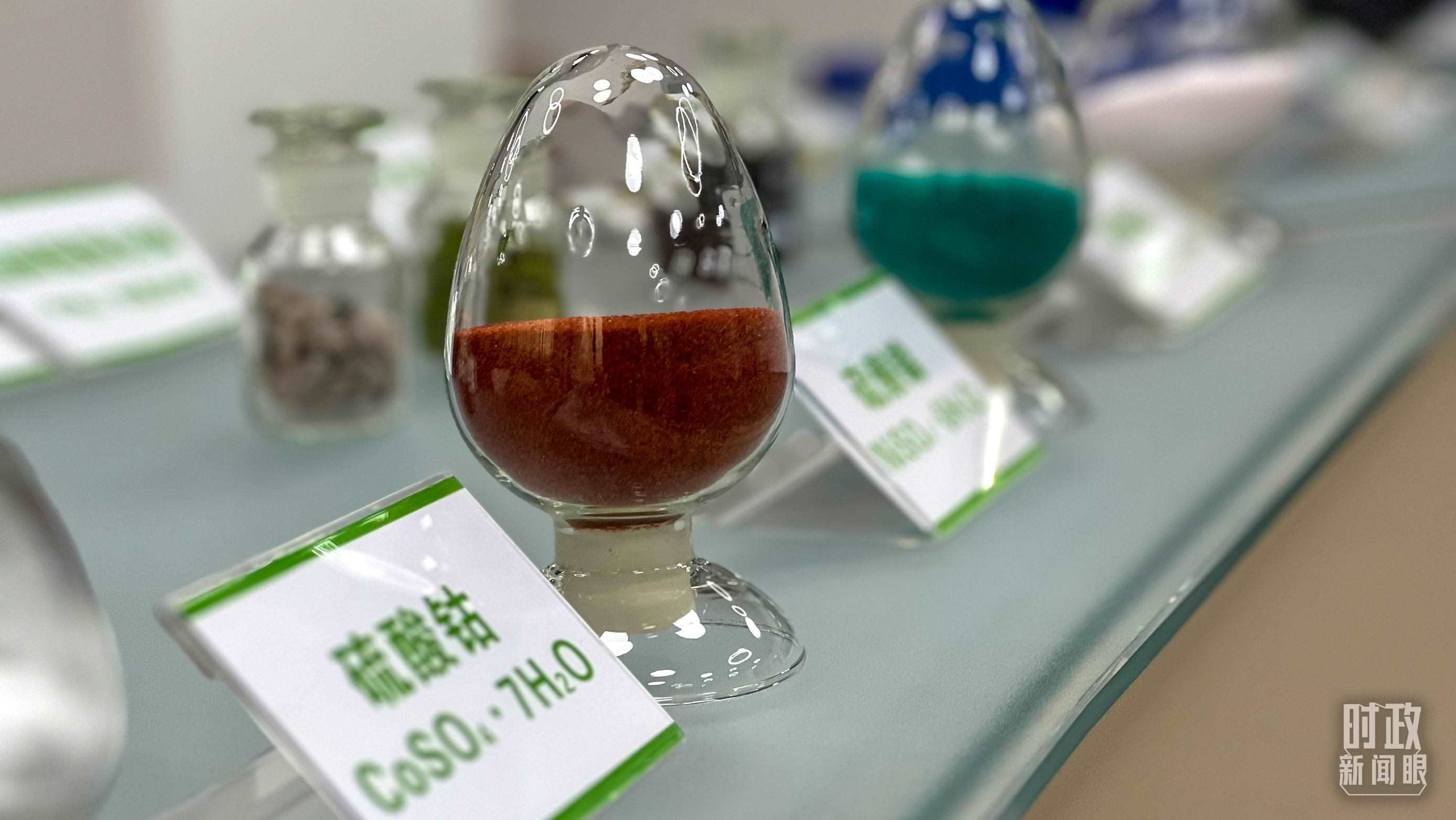 △巴斯夫杉杉電池材料有限公司的產(chǎn)品展示。（總臺(tái)央視記者李煒拍攝）