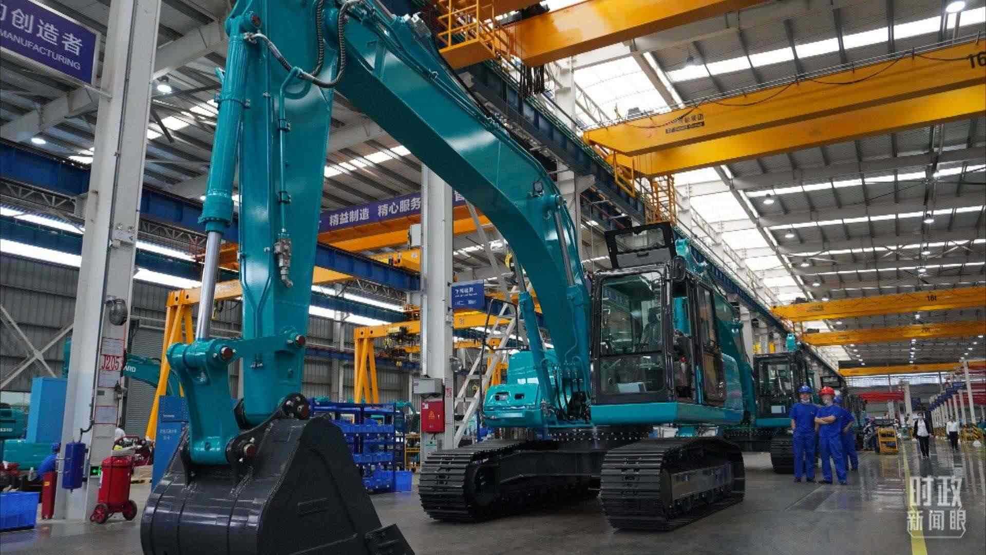 △這是山河智能大型挖掘機(jī)的組裝車間。2020年9月，習(xí)近平曾到此地考察。（總臺(tái)央視記者郭曉龍拍攝）