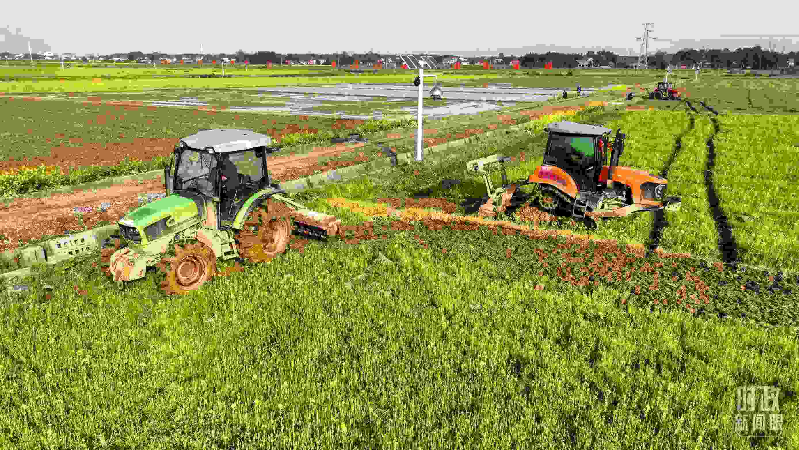 △位于港中坪村的糧食生產(chǎn)萬(wàn)畝綜合示范片區(qū)，春耕備耕生產(chǎn)繁忙。（總臺(tái)央廣記者潘毅拍攝）