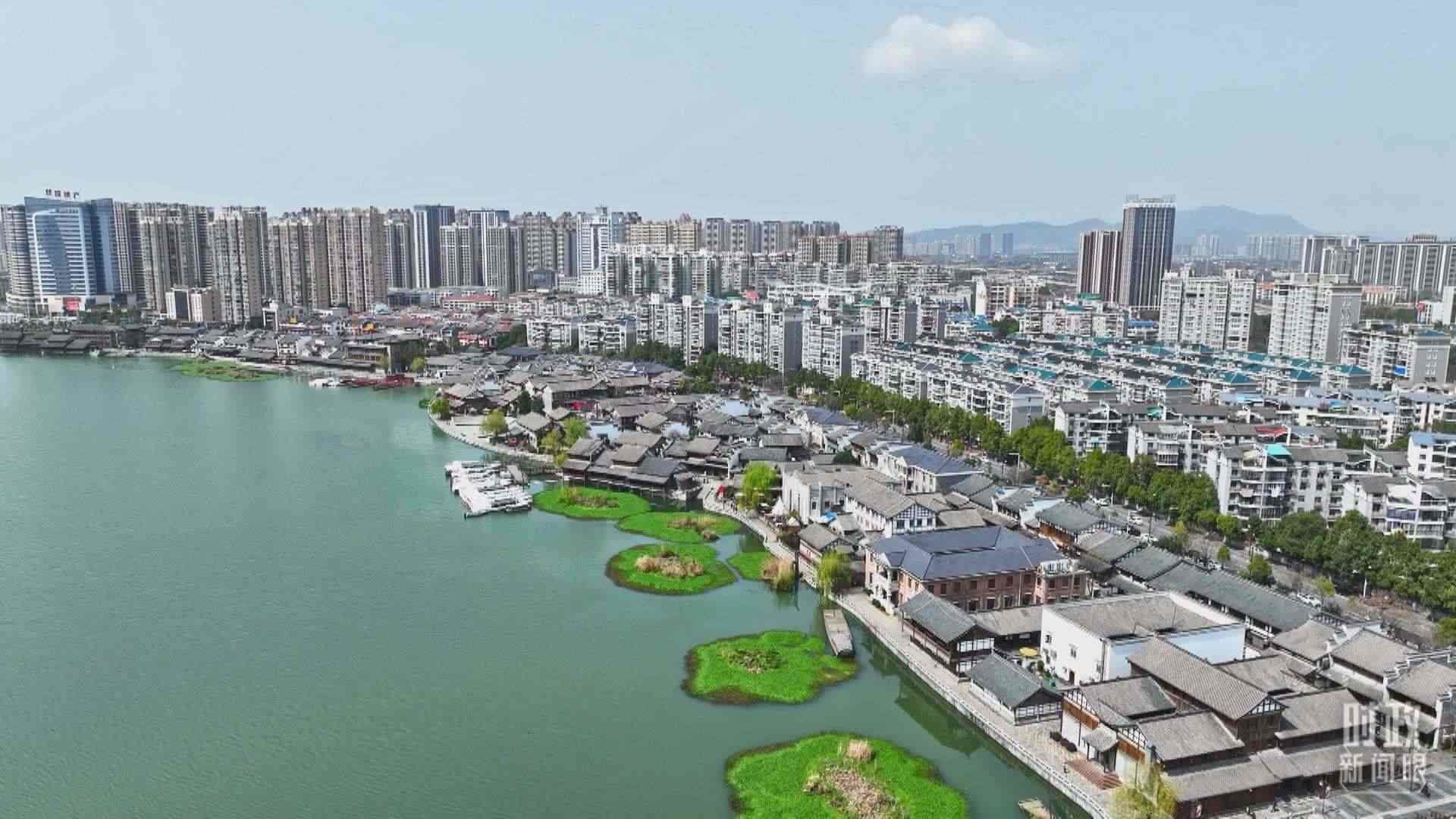 △沅江江畔，常德河街與現(xiàn)代建筑交相輝映。（總臺(tái)央視記者范凱拍攝）