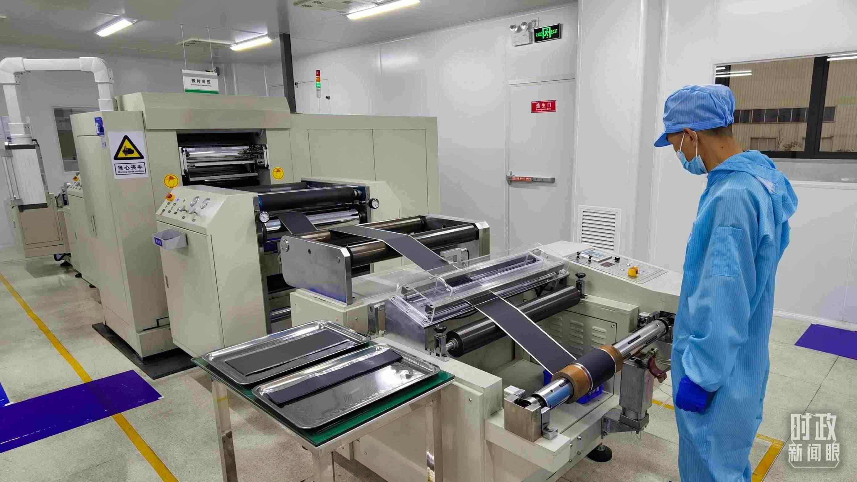 △這是電池生產(chǎn)的極片冷壓操作車間。（總臺(tái)央視記者郭鴻拍攝）