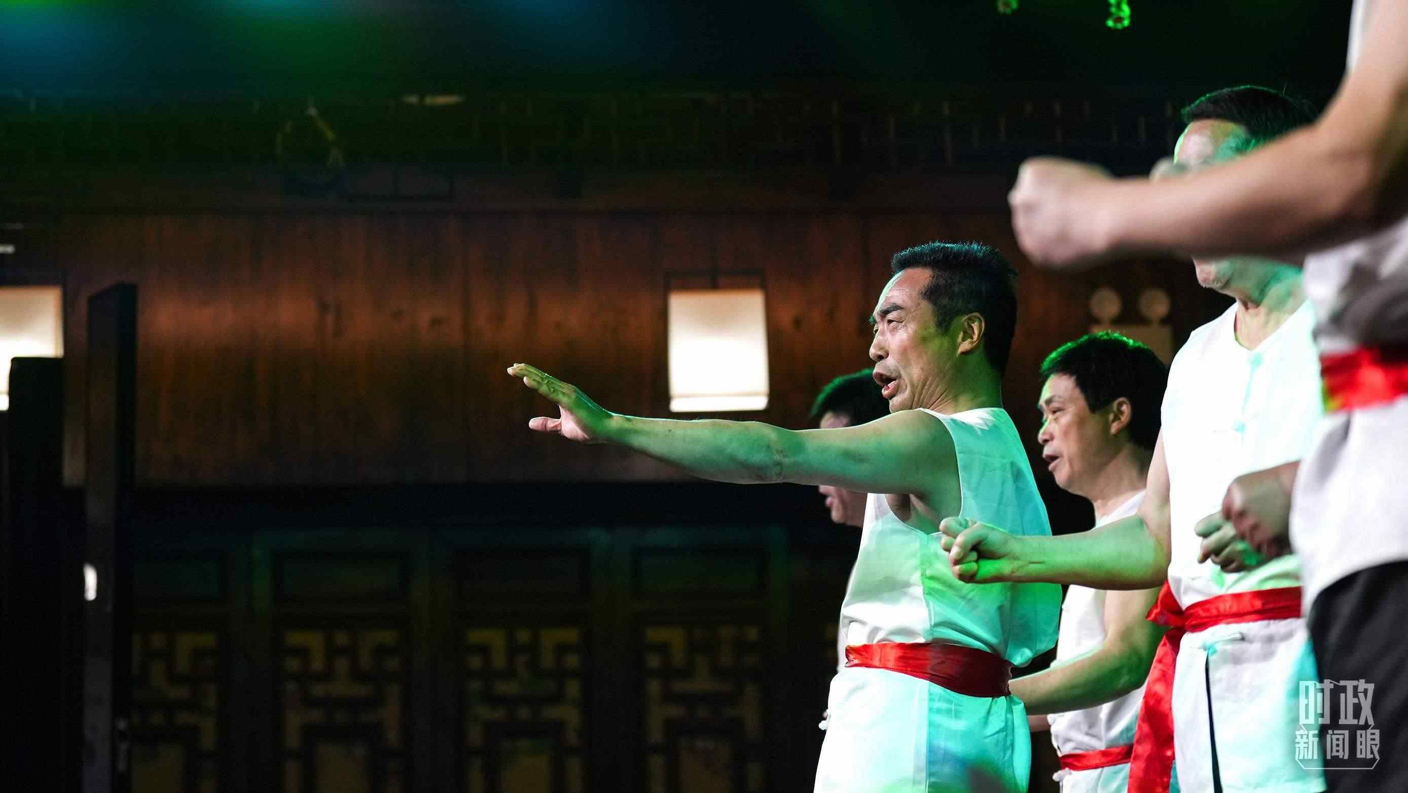 △常德河街，鴛鴦走馬樓上演常德高腔《穆桂英掛帥》和澧水船工號(hào)子。（總臺(tái)央視記者許永松、國(guó)廣記者李晉拍攝）