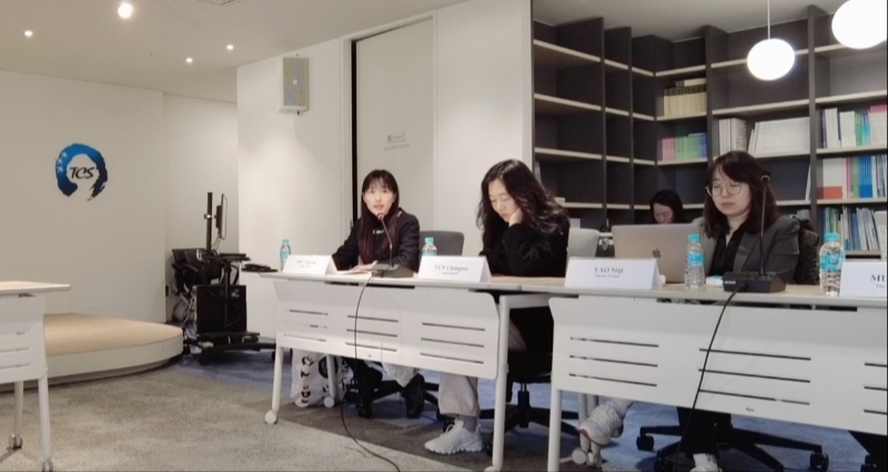 記者（左一）在交流活動上，以加強中日韓三國經濟合作、增進三國民眾相互理解為主題發(fā)表演講。權小星攝