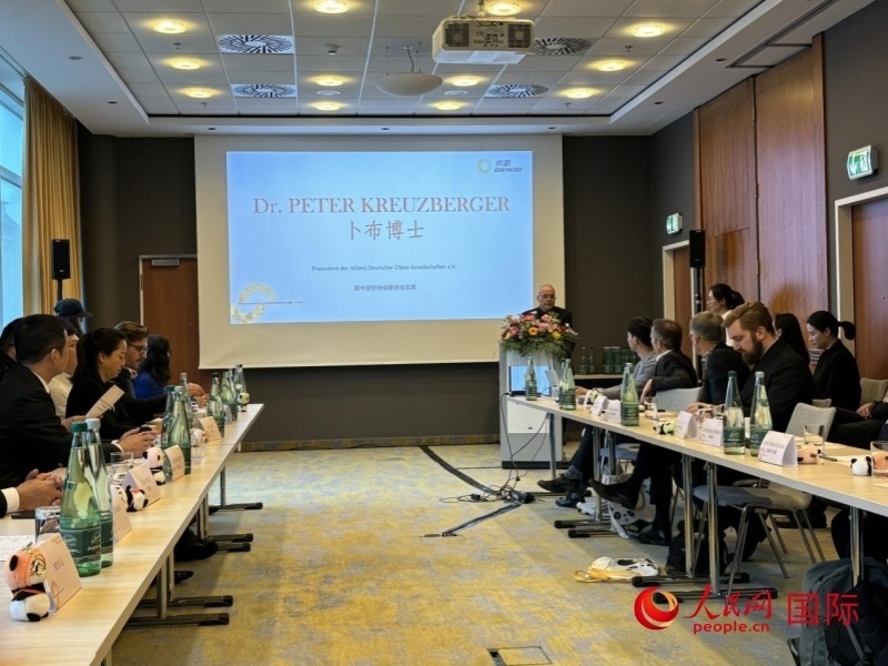 在成都文化旅游（柏林）推介座談會(huì)上，德中友好協(xié)會(huì)聯(lián)合會(huì)主席卜布致辭。人民網(wǎng)記者張慧中攝