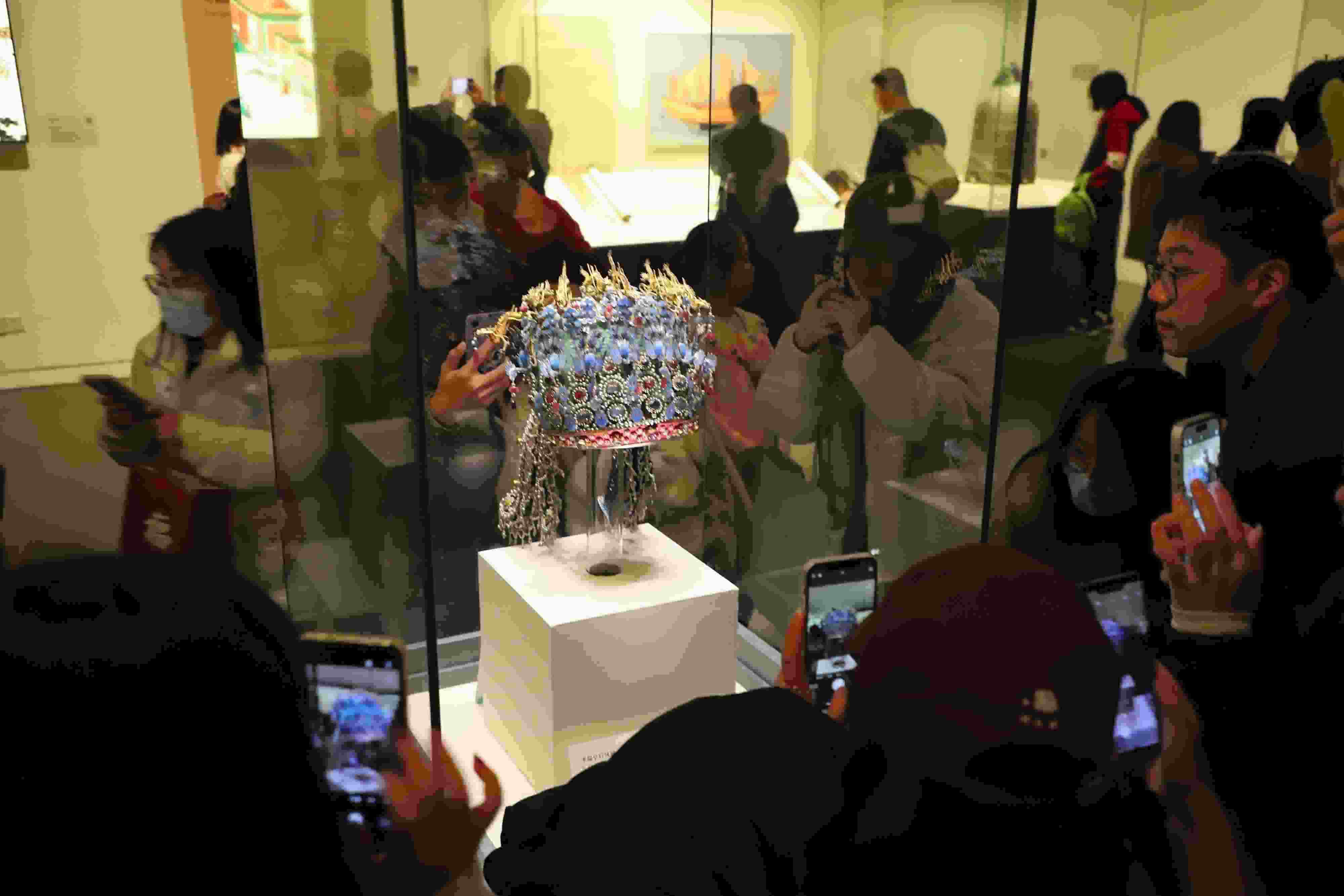 △ 2024年3月9日，北京，中國國家博物館，來自天南海北的游客在參觀藏品。