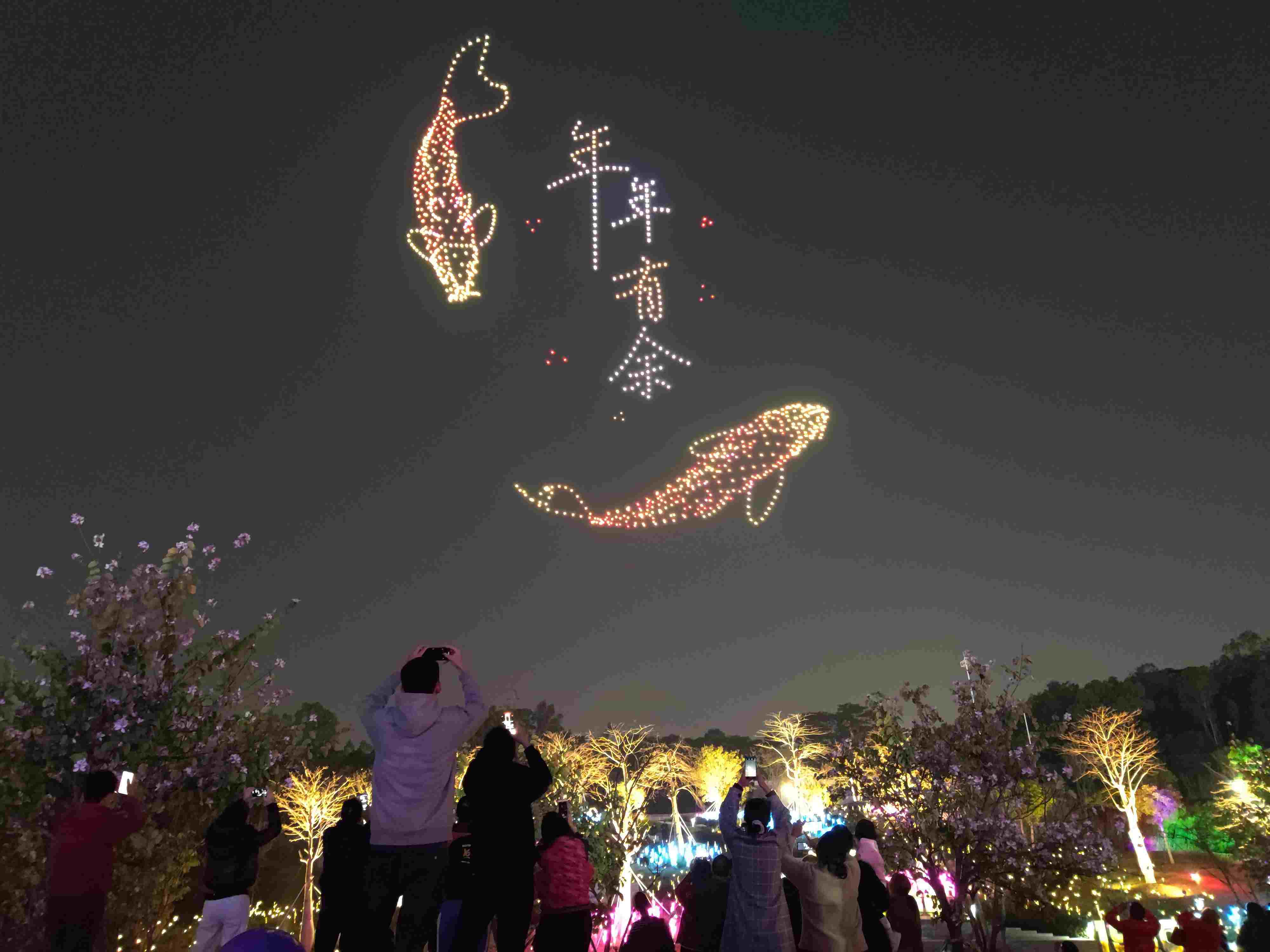 △ 2024年2月10日，深圳北站中心公園，春節(jié)主題無人機燈光秀引來眾多游客駐足觀看。