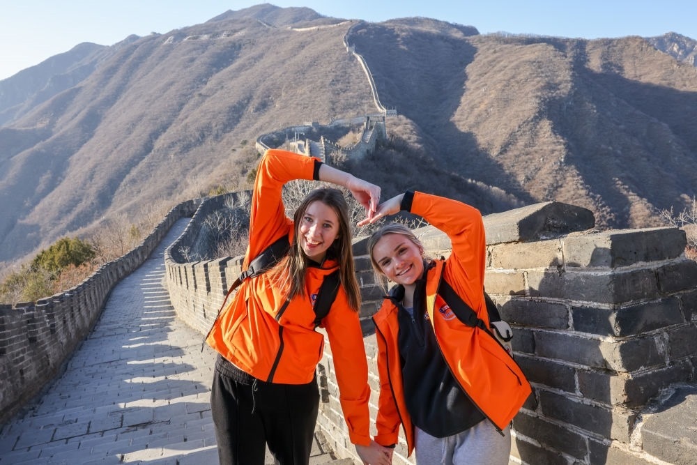 3月20日，美國華盛頓州中學生代表團的成員在北京慕田峪長城留影。新華社記者 殷剛 攝