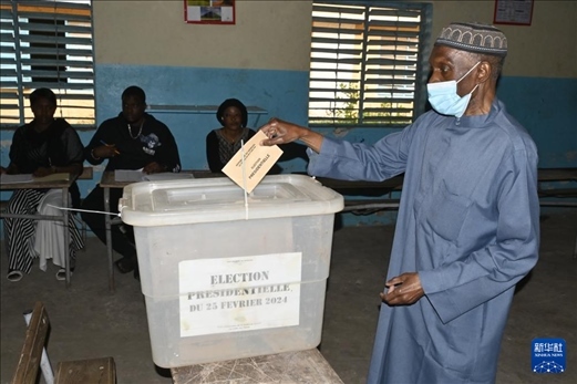 3月24日, 選民在塞內(nèi)加爾首都達(dá)喀爾的一處投票站投票。新華社發(fā)（登巴·蓋伊攝）