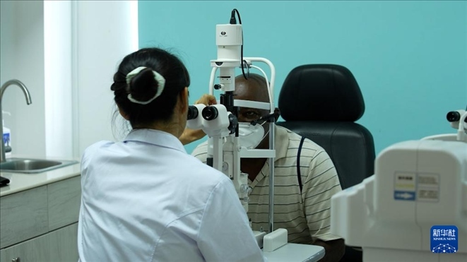 3月4日，在多米尼克羅索的中多友誼醫(yī)院眼科中心，援多醫(yī)療隊(duì)成員、南方醫(yī)科大學(xué)第三附屬醫(yī)院眼科主治醫(yī)師魯志卿為病人做檢查。新華社記者 王朝 攝