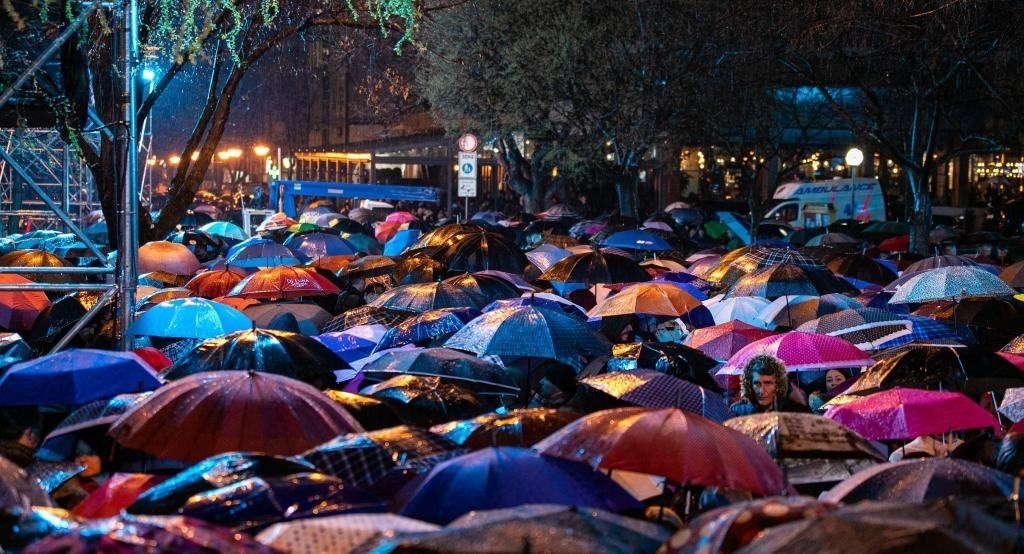 3月24日，在塞爾維亞南部城市普羅庫普列，人們參加北約轟炸南聯(lián)盟遇難者悼念儀式。新華社發(fā)（王韡攝）