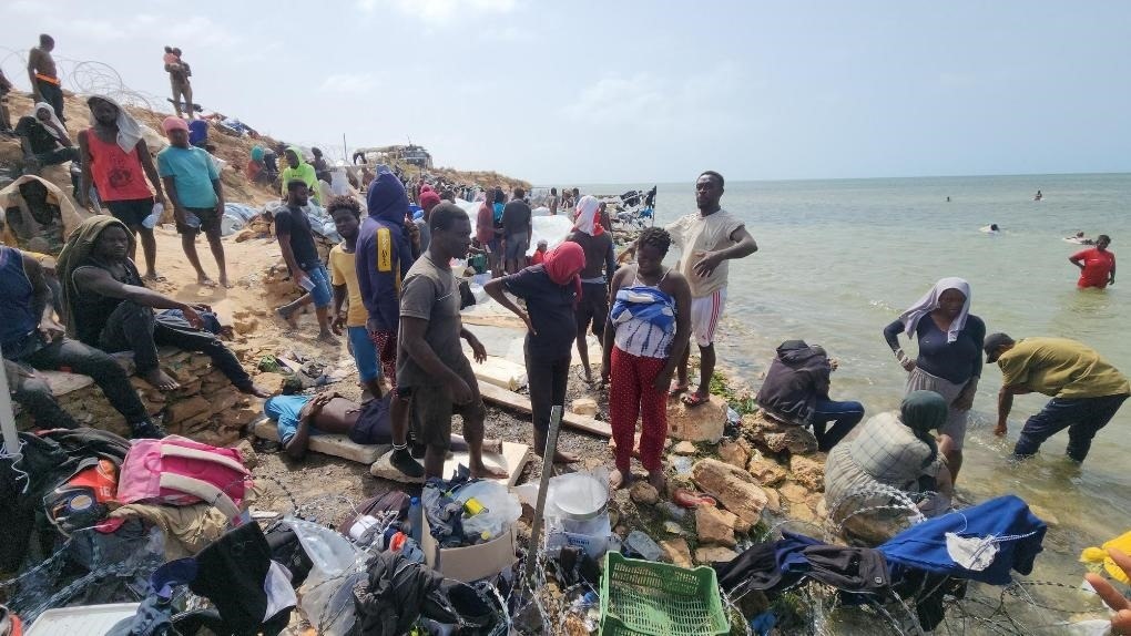 2023年7月26日，在突尼斯與利比亞邊境的艾季迪爾角，眾多移民滯留在地中海海岸邊。新華社發(fā)（哈姆扎·圖爾基亞攝）