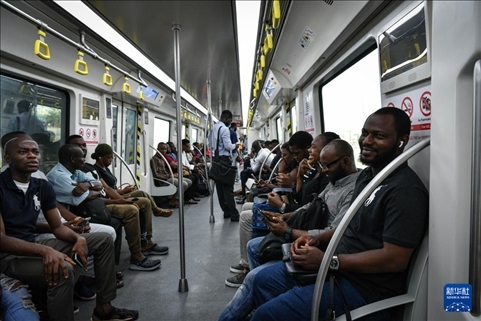 2月28日，在尼日利亞拉各斯，人們乘坐輕軌藍(lán)線列車。新華社記者 韓旭 攝