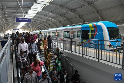 2月28日，在尼日利亞拉各斯，人們在輕軌藍(lán)線碼頭站下車出站。新華社記者 韓旭 攝