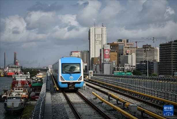 這是2月28日在尼日利亞拉各斯拍攝的一列輕軌藍(lán)線列車。新華社記者 韓旭 攝