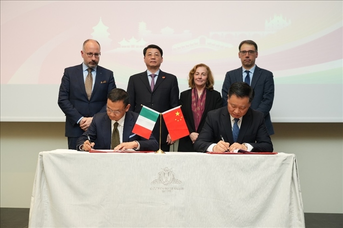 揚(yáng)州市政府與意大利中國商會簽署合作協(xié)議。 主辦方供圖