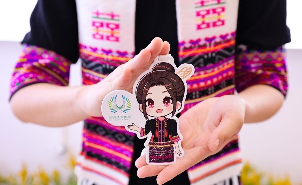 △2024年3月22日，博鰲機場工作人員展示“博鰲香”香氛卡片。