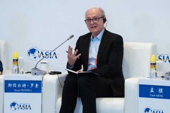 3月27日，《人工智能：現(xiàn)代方法》作者、加州大學(xué)伯克利分校計算機科學(xué)系教授斯圖爾特·羅素在分論壇上發(fā)言。新華社記者 曹夢瑤 攝