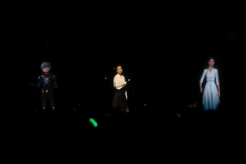 開場節(jié)目表演《彩云之南》。圖片來源：人民視頻