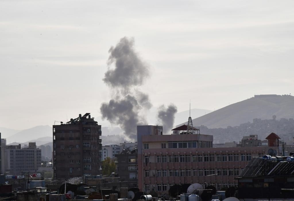 這是4月1日在敘利亞首都大馬士革拍攝的爆炸后升起的濃煙。新華社發(fā)（阿瑪爾攝）