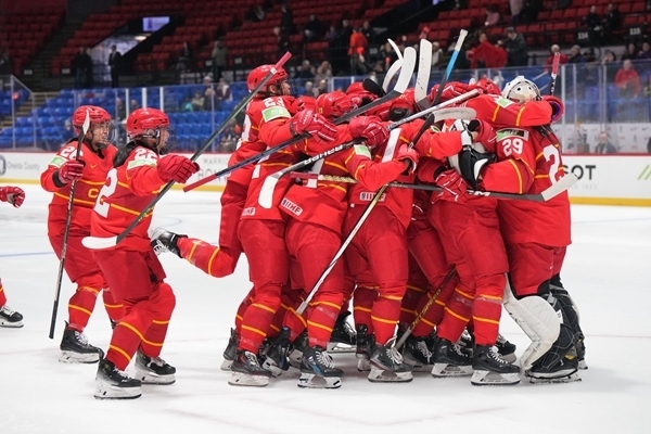 中國隊(duì)?wèi)c祝比賽勝利。圖片來源：國際冰聯(lián)