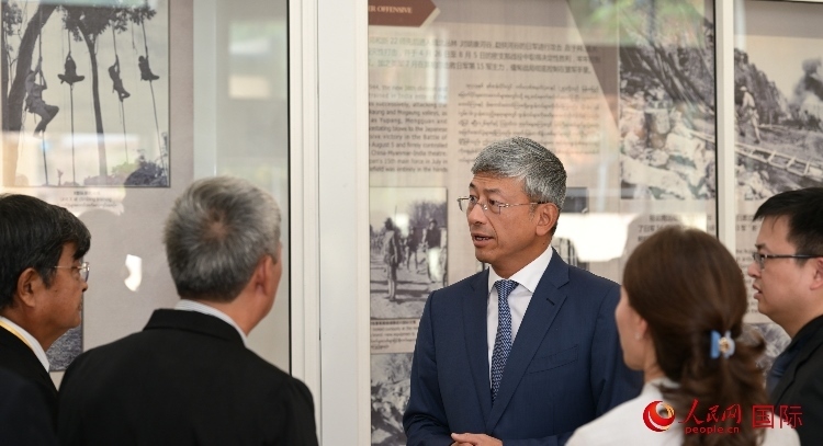 陳海大使了解中國遠(yuǎn)征軍紀(jì)念館情況。人民網(wǎng)記者 謝佳君攝