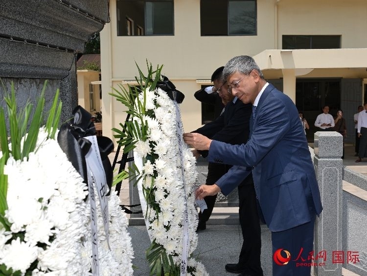 陳海大使向中國遠(yuǎn)征軍紀(jì)念碑敬獻(xiàn)花籃。人民網(wǎng)記者 謝佳君攝