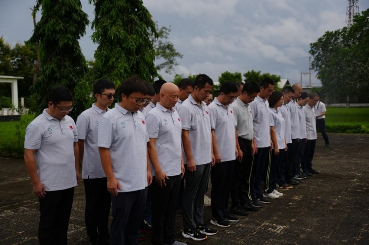 醫(yī)療隊隊員默哀。中國援桑醫(yī)療隊供圖