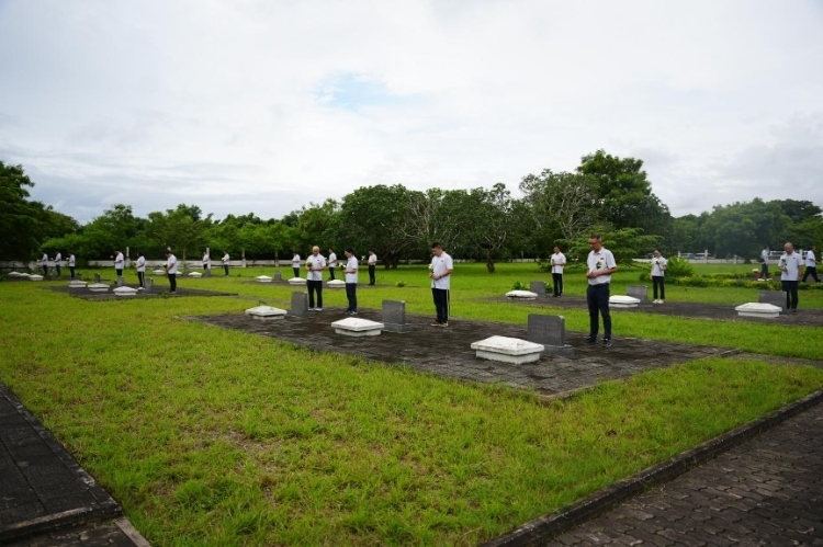 醫(yī)療隊隊員向烈士們獻花。中國援桑醫(yī)療隊供圖