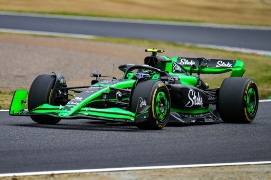 4月5日，索伯車隊中國車手周冠宇在練習(xí)賽中。新華社記者 張笑宇 攝