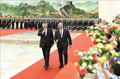 △2024年3月25日，習(xí)近平主席在北京人民大會堂同來華進(jìn)行國事訪問的瑙魯總統(tǒng)阿迪昂舉行會談。這是會談前，習(xí)近平主席在人民大會堂北大廳為阿迪昂總統(tǒng)舉行歡迎儀式。