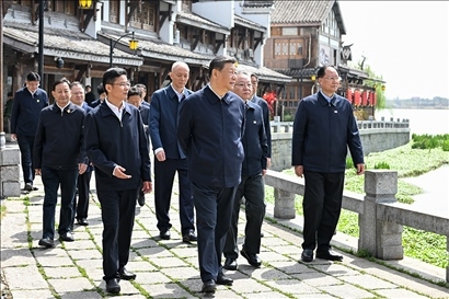 △2024年3月18日至21日，習(xí)近平總書記在湖南考察。這是19日上午，總書記在常德河街考察。