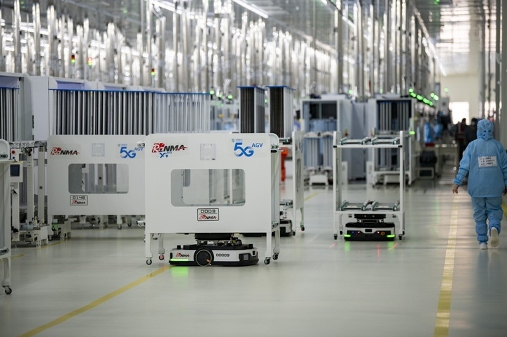 2024年1月10日，在位于浙江省金華市金義新區(qū)的潤(rùn)馬光能集團(tuán)金華工廠智能化生產(chǎn)車間里，AGV（自動(dòng)導(dǎo)引運(yùn)輸）小車忙碌穿梭在生產(chǎn)單元之間。圖源新華社