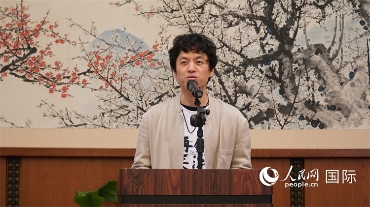 影片導(dǎo)演竹內(nèi)亮致辭。人民網(wǎng) 蔣曉辰攝