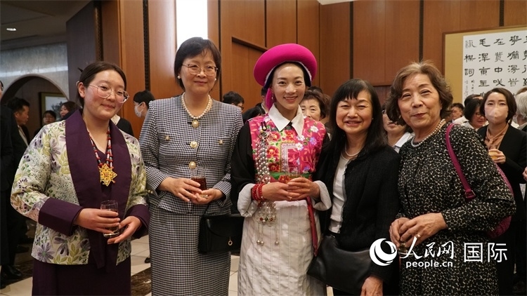 來賓與茨姆等人熱烈交流并合影留念。人民網(wǎng) 蔣曉辰攝