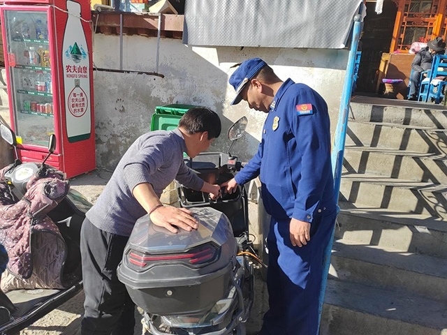 拉薩市消防救援支隊組織開展電動自行車消防安全檢查工作。受訪者供圖