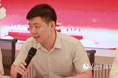 中國駐里約總領(lǐng)館領(lǐng)僑處處長齊冀在座談會上致辭。人民網(wǎng)記者 陳海琪攝