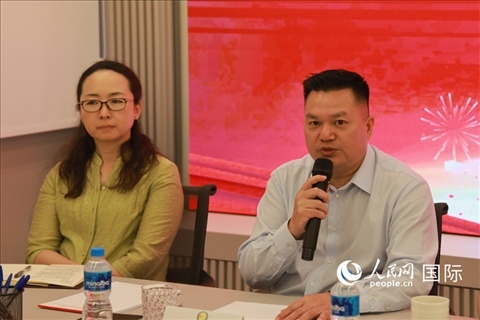 巴西和統(tǒng)會會長張小春（右）在座談會上致辭。人民網(wǎng)記者 陳海琪攝