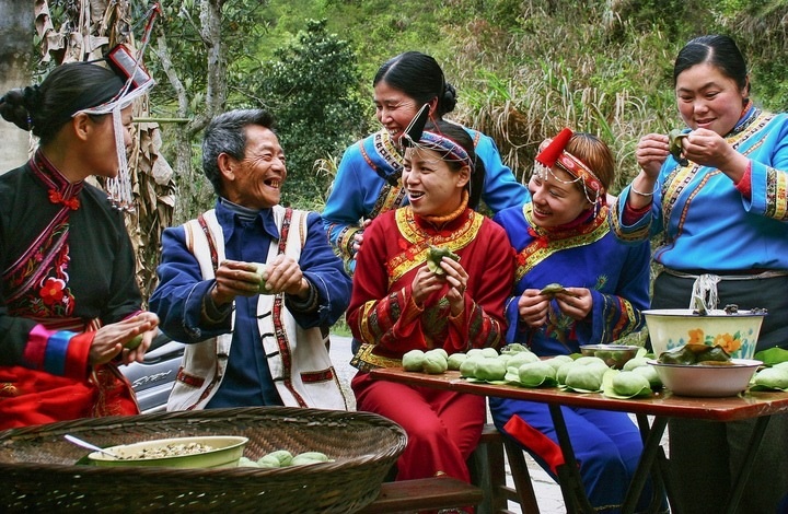 畬族群眾一起做清明果。供圖 共享聯(lián)盟·景寧