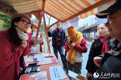 1月6日，“2024成都蒲江柑甜采摘節(jié)”上，記者見到了小萌（左一）和許多年輕人忙著做訪客接待、現場布置、票務核對、采摘服務等工作。人民網記者朱虹攝