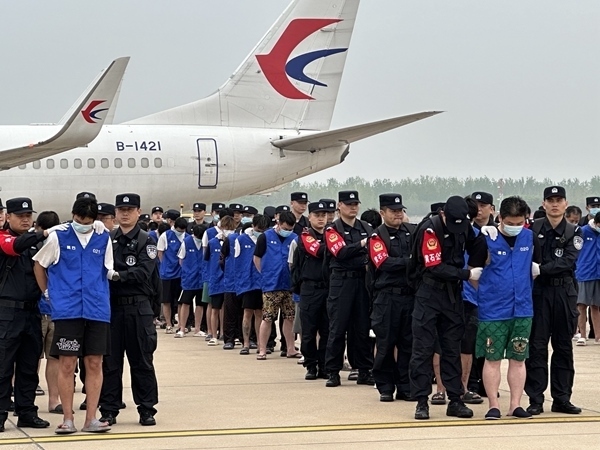 中國籍涉賭詐違法犯罪嫌疑人從柬埔寨被押解回國。人民網(wǎng)記者 郝萍攝